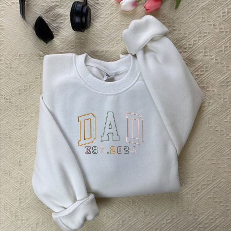 Personalized Embroidered Sweatshirt, Dad Est 2025 Embroidered Shirt, Dad Est Year Sweatshirt, Father's Day Sweatshirt, Gifts For Dad