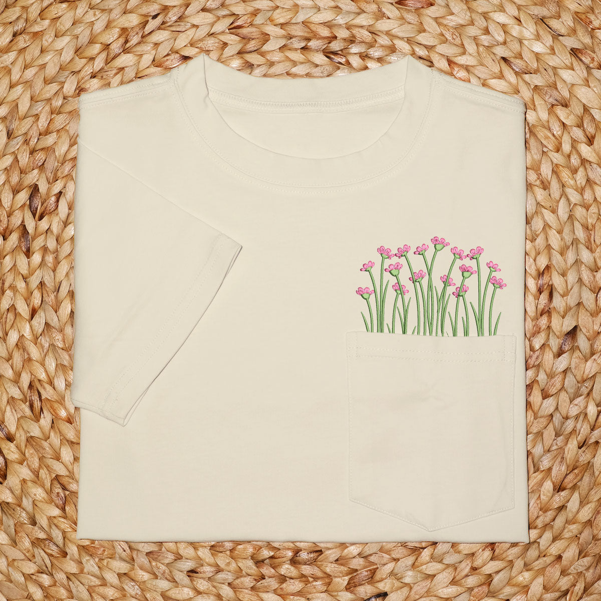 Embroidery Daisy Pocket T-shirt 1689324209391.jpg