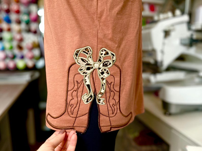 Cowboy Cowgirl Boots And Bow Applique Side Bow Split Seam Machine Embroidery Shirt Girly Bow Ribbon Sweatshirt T Shirt Outfit Design 1739865163564.jpg