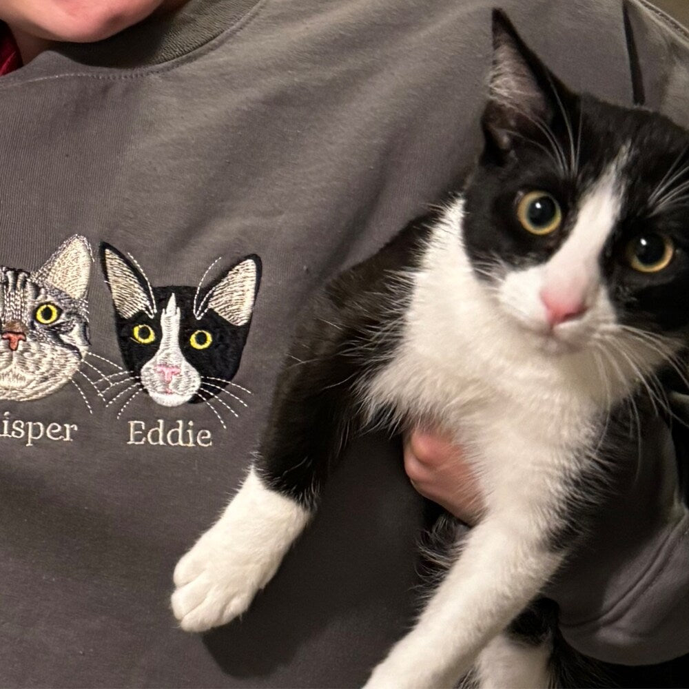 Personalized Embroidered Custom Cat With Photo T-Shirt 9_5000x_ee8e6db8-740e-40be-8f3a-e11677ae1ce0.jpg?v=1742187976