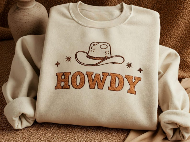 Embroidered Howdy Hat Sweatshirt, Western Cowgirl Crewneck, Texas-Themed Apparel, Trendy Cowboy Hat Sweater, Preppy Country Hoodie for Her