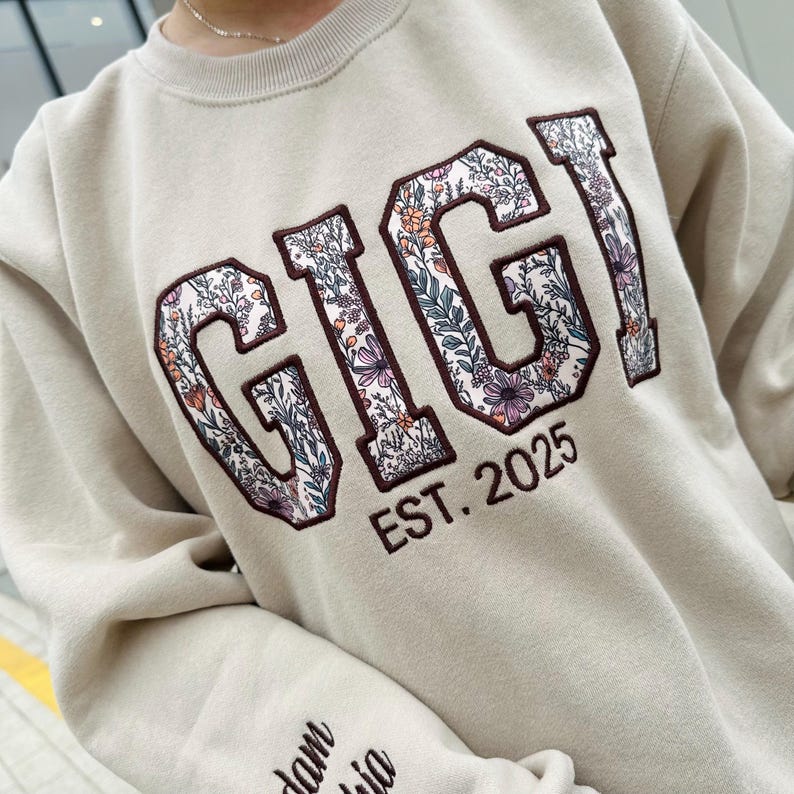 Custom Embroidered GIGI Sweatshirt, Gigi Floral Applique Sweatshirt, Custom Grandma Sweater, Gifts For New Grandmother, Mother's Day Gifts
